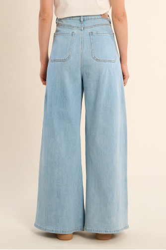 High-waisted and wide-waisted jeans