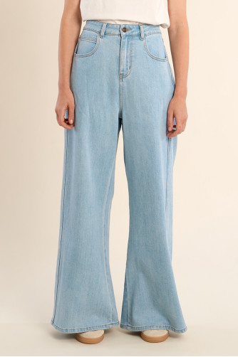 Pantalón de mujer vaquero, acampanado.