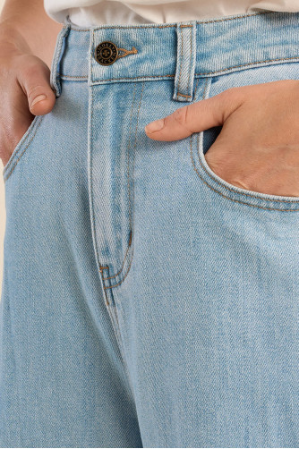 Pantalón de mujer vaquero, acampanado.