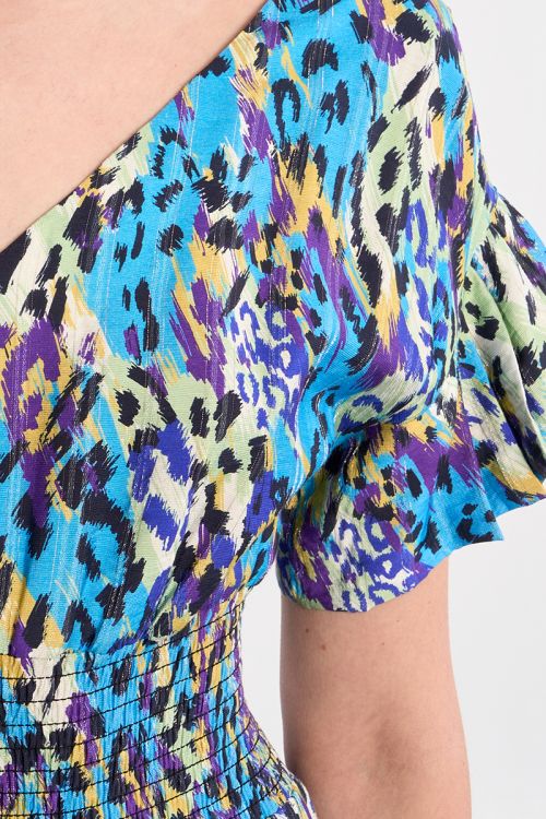 Vestido corto, de manga sisa, detalle pliegues.