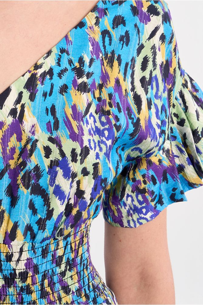 Vestido corto, de manga sisa, detalle pliegues.