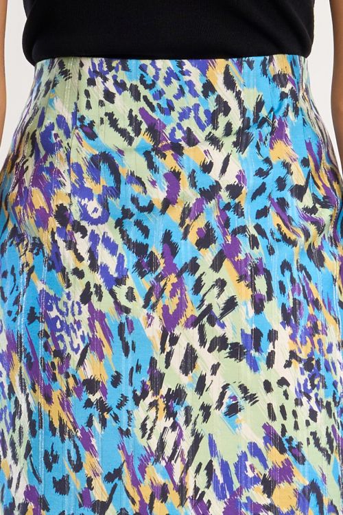 Falda corta, con estampado animal.