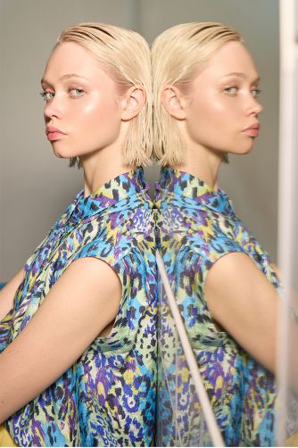 Top de mujer de manga corta, con estampado animal.