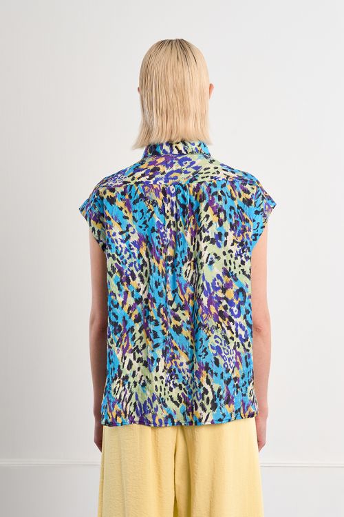 Top de mujer de manga corta, con estampado animal.