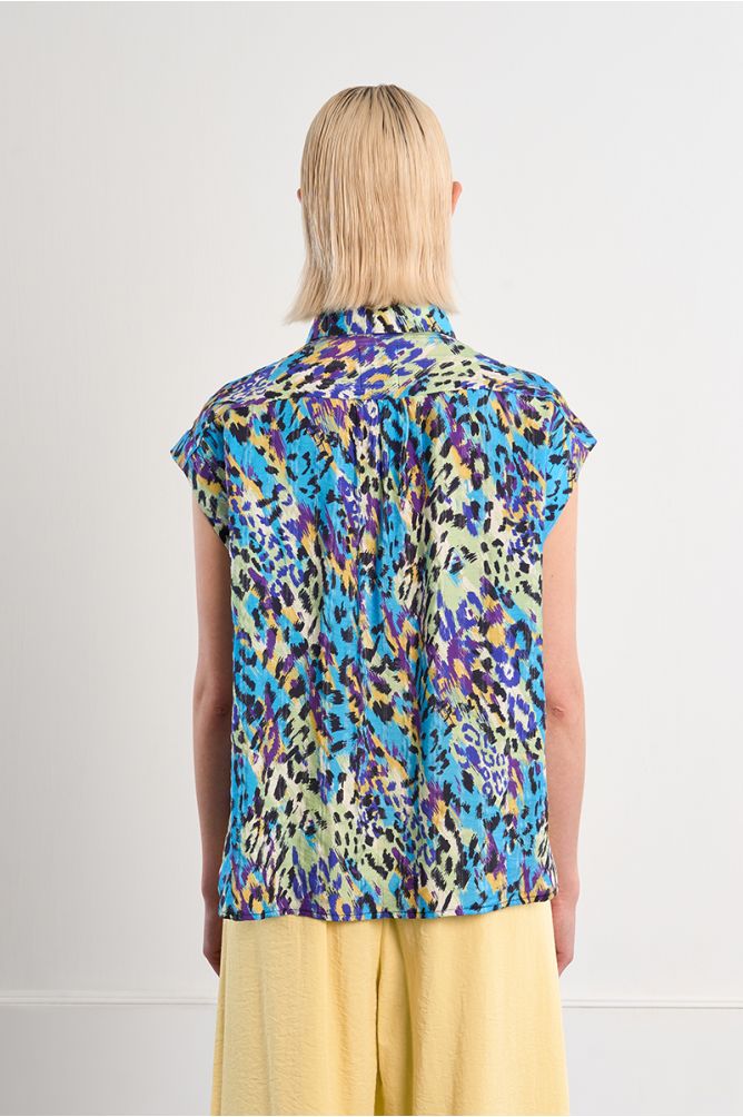 Top de mujer de manga corta, con estampado animal.