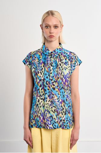 Top de mujer de manga corta, con estampado animal.