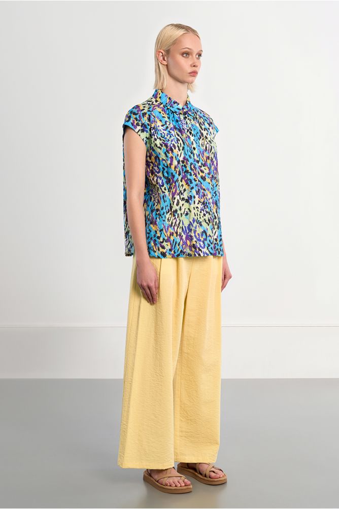 Top de mujer de manga corta, con estampado animal.