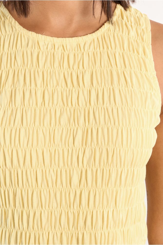 Vestido largo, de manga sisa, detalle pliegues.