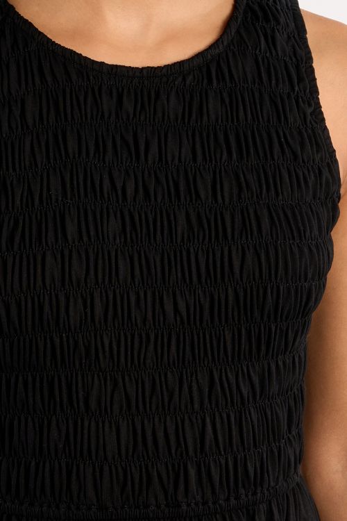 Vestido largo, de manga sisa, detalle pliegues.