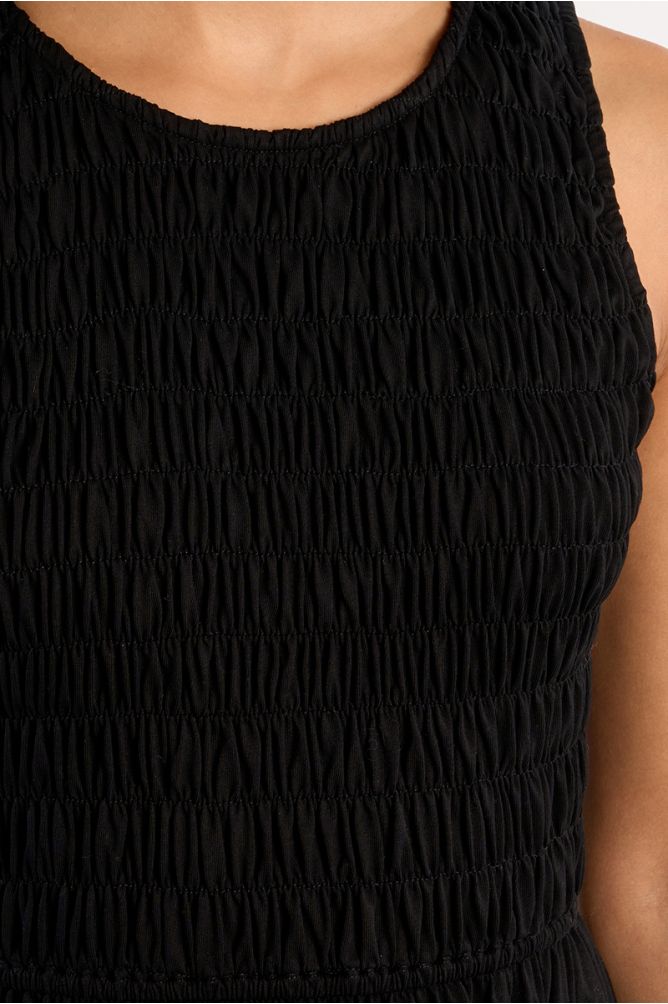 Vestido largo, de manga sisa, detalle pliegues.