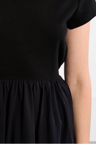 Vestido de manga corta, detalle pliegues.