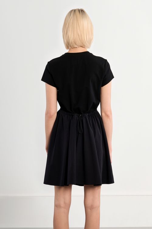 Vestido de manga corta, detalle pliegues.