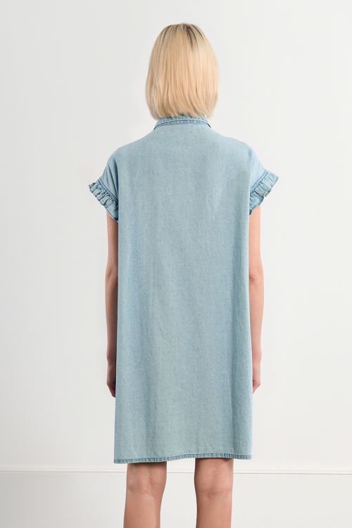 Vestido de manga corto, vaquero, detalle pliegues.