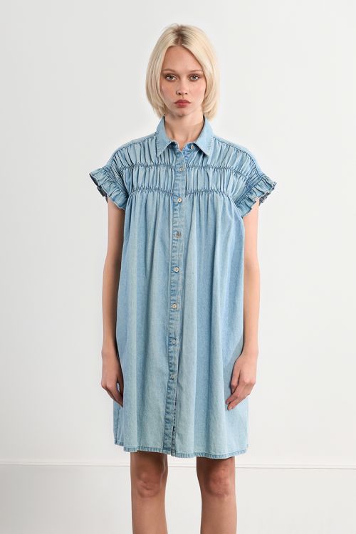 Vestido de manga corto, vaquero, detalle pliegues.