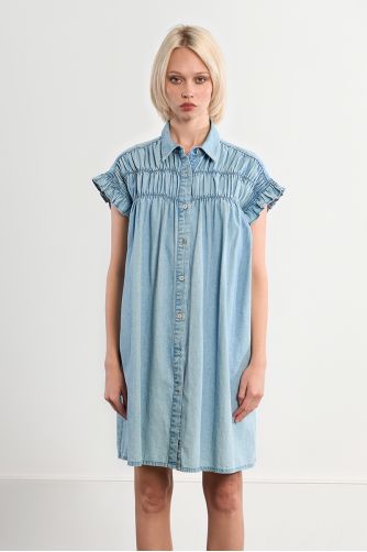 Vestido de manga corto, vaquero, detalle pliegues.