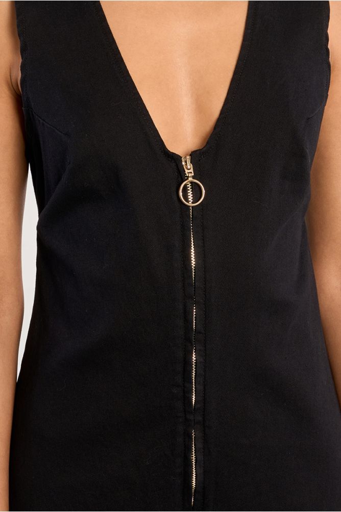 Mono de mujer largo, sin manga, detalle cremallera.