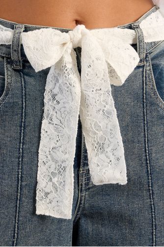 Pantalón de mujer largo, vaquero, con lazada.