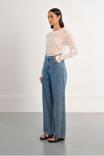 Pantalón de mujer vaquero, estampado corazones.