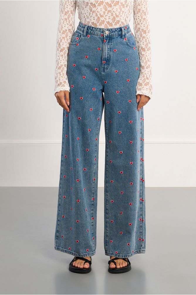 Pantalón de mujer vaquero, estampado corazones.