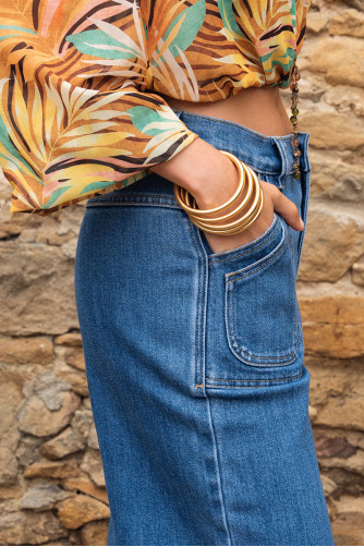 Wide, high-waisted jeans