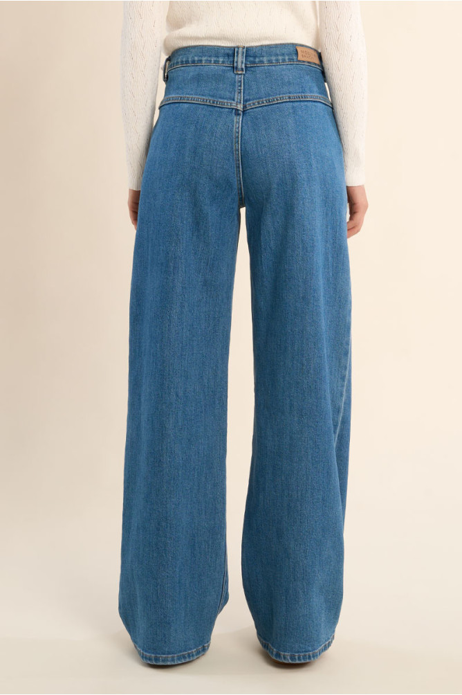Wide, high-waisted jeans