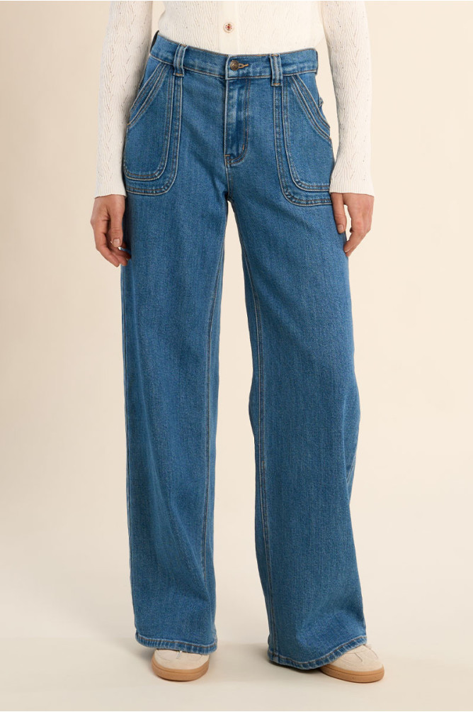 Wide, high-waisted jeans