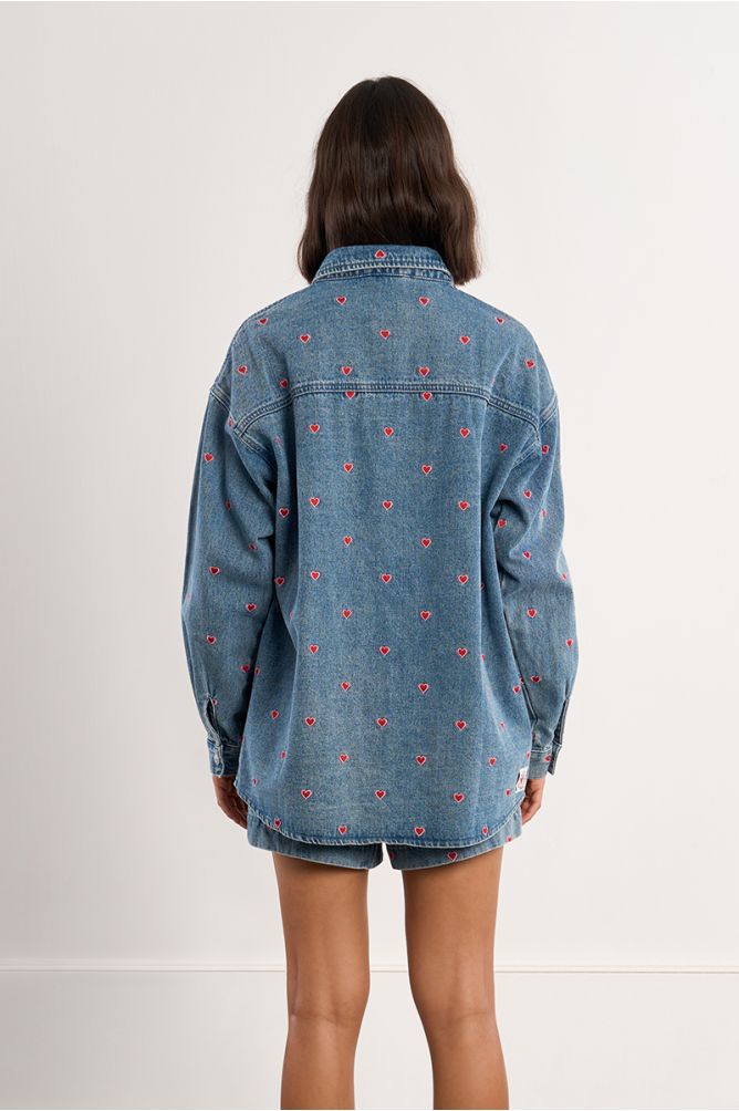 Sobrecamisa de mujer vaquera, estampado corazones.