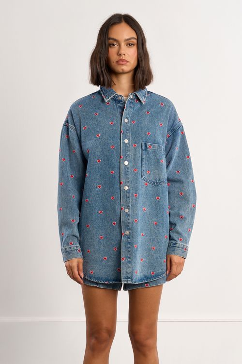 Sobrecamisa de mujer vaquera, estampado corazones.