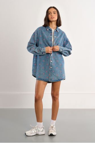 Sobrecamisa de mujer vaquera, estampado corazones.