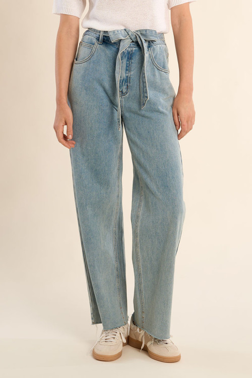 Pantalón de mujer vaquero, con lazada.