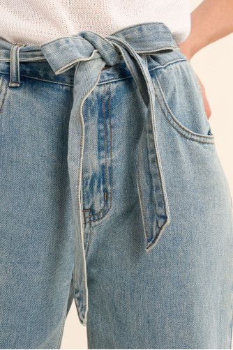 Pantalón de mujer vaquero, con lazada.