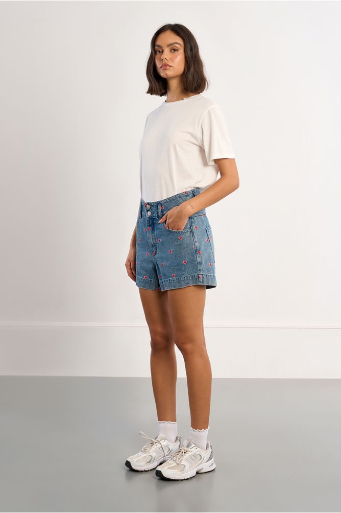 Short de mujer corto, vaquero, estampado corazones.