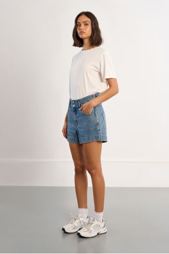Short de mujer corto, vaquero, estampado corazones.