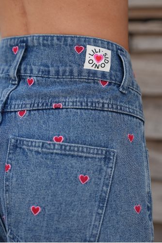 Short de mujer corto, vaquero, estampado corazones.
