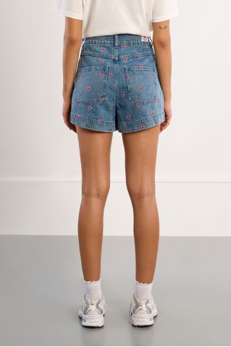 Short de mujer corto, vaquero, estampado corazones.