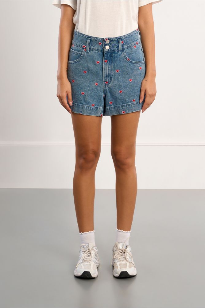 Short de mujer corto, vaquero, estampado corazones.