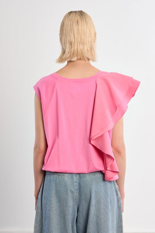 Camiseta de mujer de manga asimétrica, con volantes.