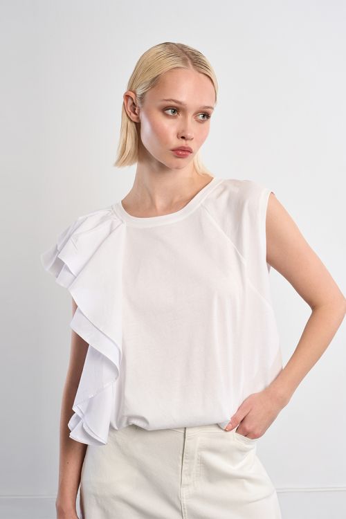 Camiseta de mujer de manga asimétrica, con volantes.