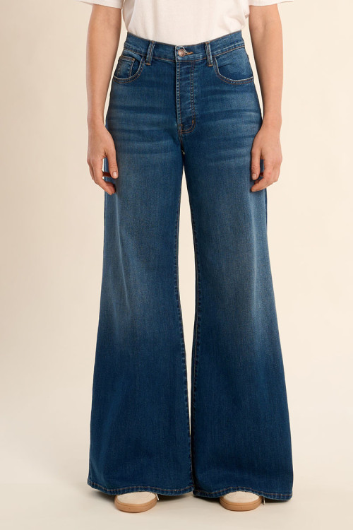 Pantalón de mujer largo, vaquero, acampanado.