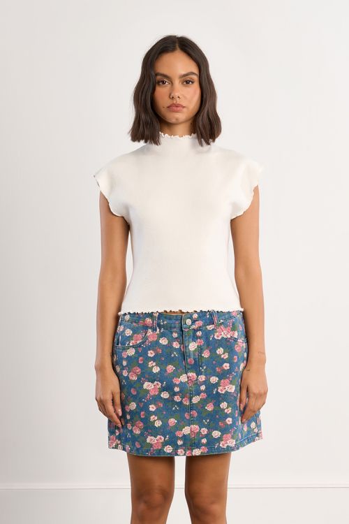 Jersey de mujer de manga corta mariposa, cuello alto.