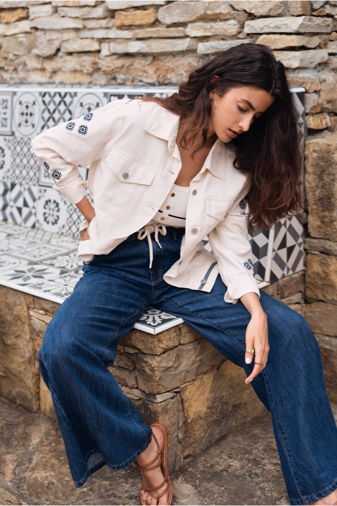 Pantalón de mujer largo, vaquero, perneras anchas.