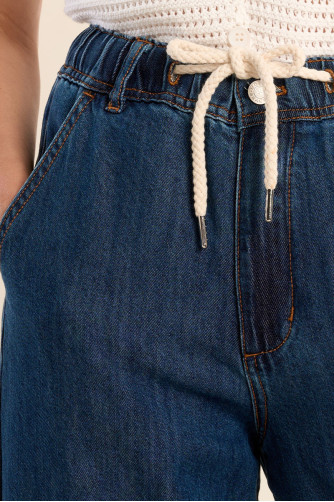 Pantalón de mujer largo, vaquero, perneras anchas.