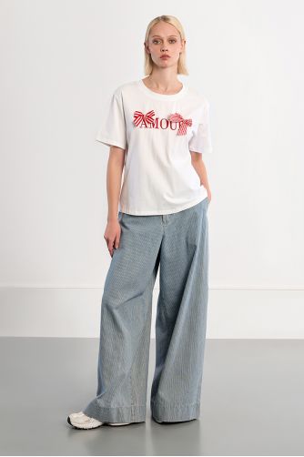 Camiseta de mujer de manga corta, estampado y lazos.