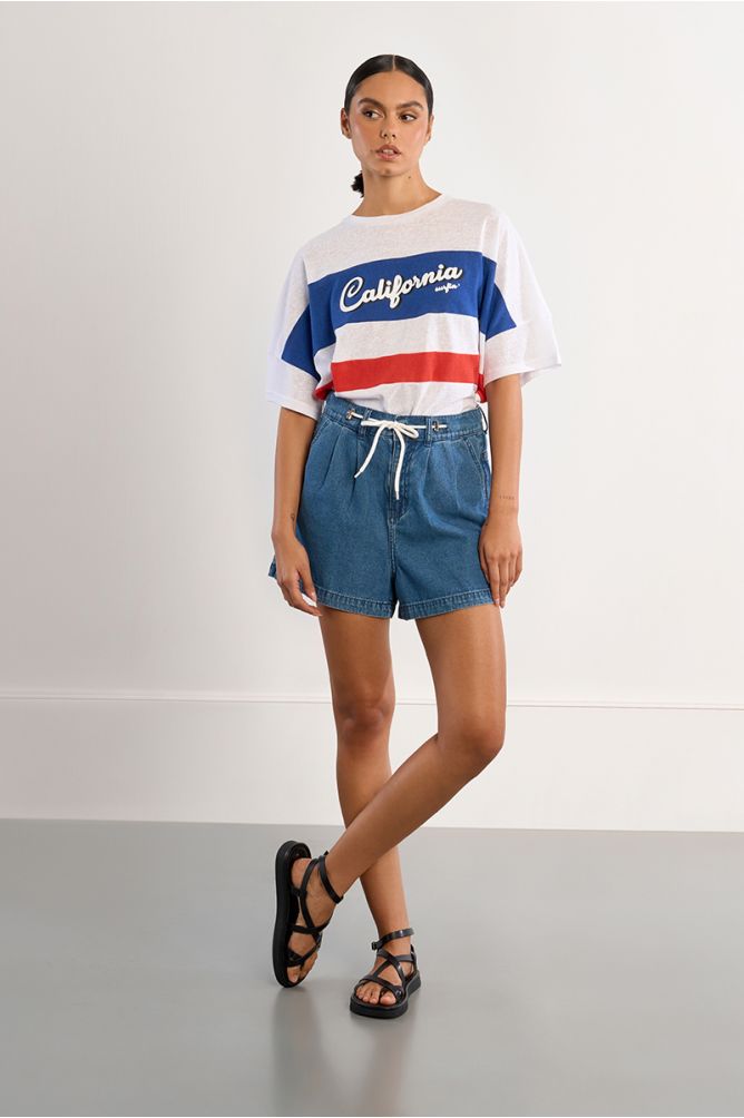 Short de mujer corto, vaquero, con lazada.