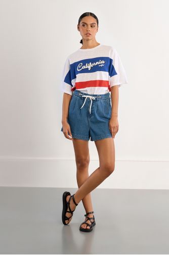 Short de mujer corto, vaquero, con lazada.