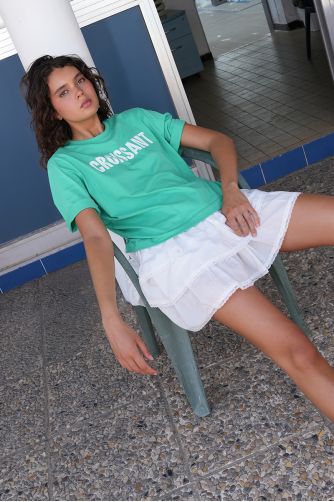 Falda corta, con volantes y encaje.