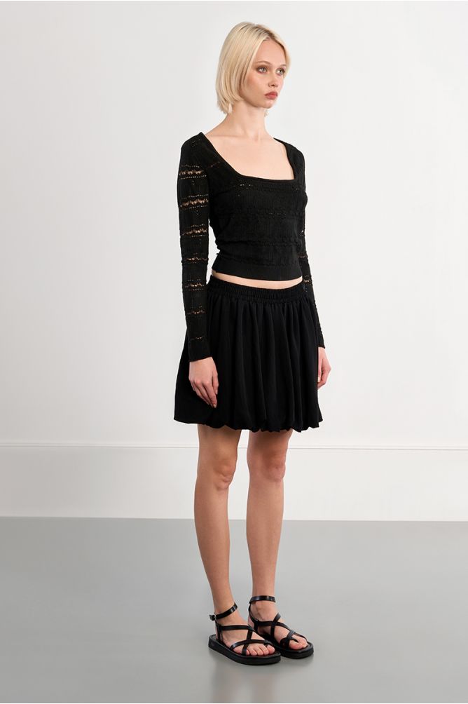 Falda corta, con pliegues.