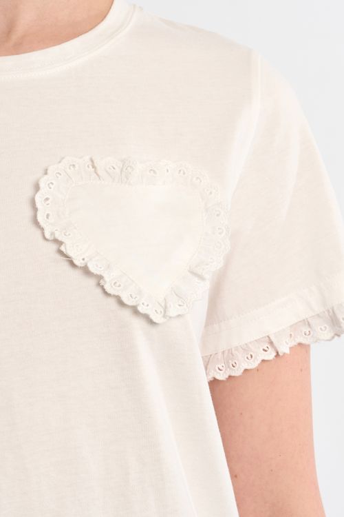 Camiseta de manga corta, detalles bordados y corazón.