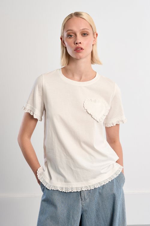 Camiseta de manga corta, detalles bordados y corazón.