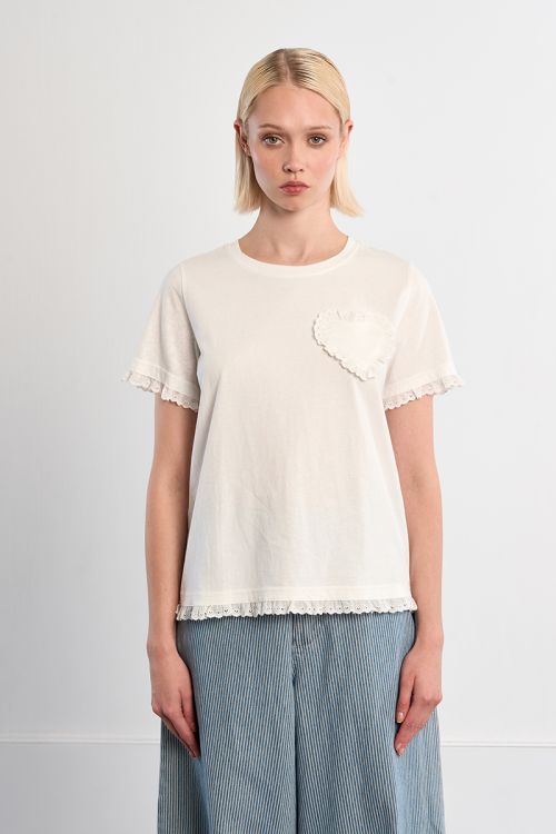 Camiseta de manga corta, detalles bordados y corazón.